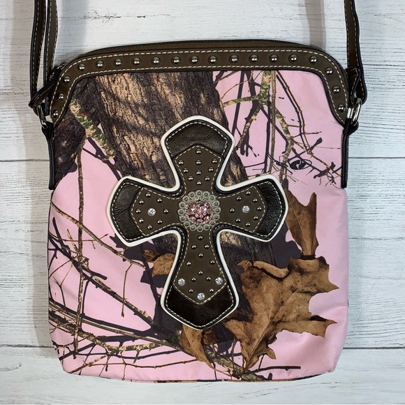 BLAZIN ROXX Western Camouflage Crossbody With Bling Cross & Studs - Picture 2 of 6